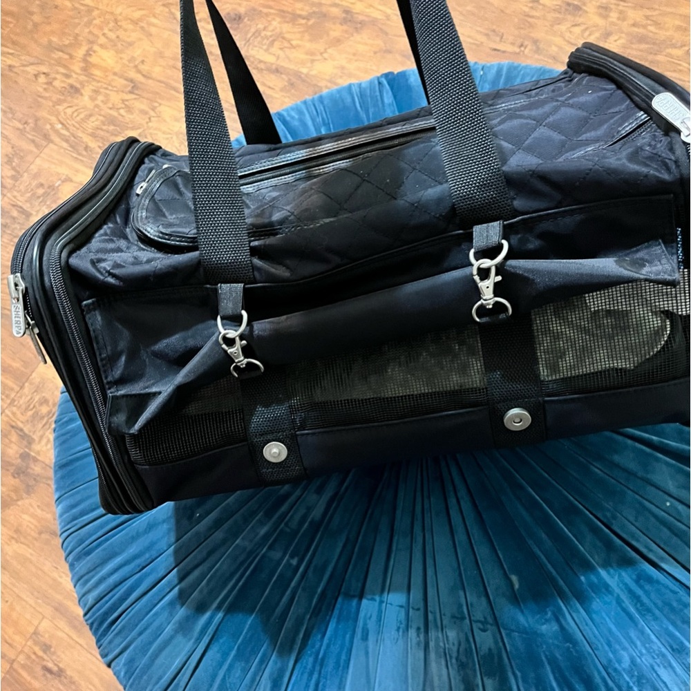 Sherpa’s Soft Side cat Carrier Duffle Bag W/wheels Privacy Curtains, bed,top zip